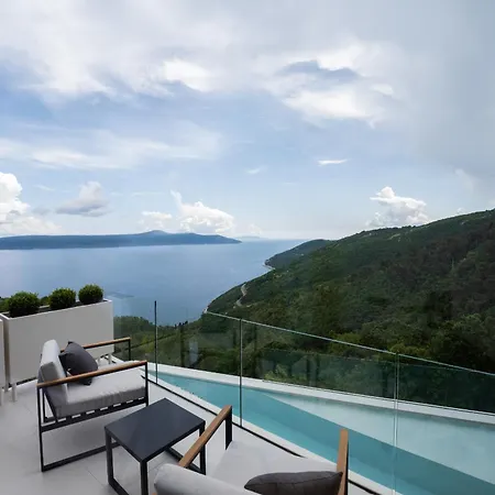 3,0 Near For 8 People With Indoor And Outdoor Pool & Wellness