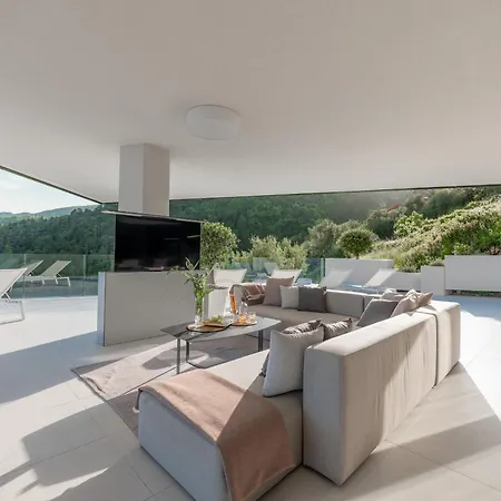 3,0 Near For 8 People With Indoor And Outdoor Pool & Wellness