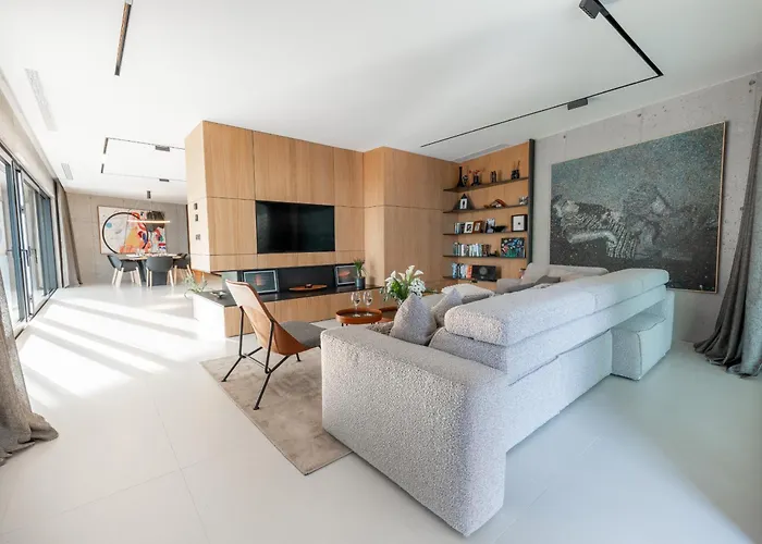 Villa 3,0 Near For 8 People With Indoor And Outdoor Pool & Wellness *